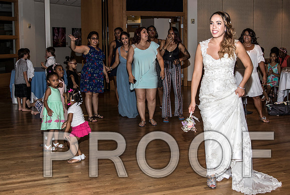 IF6A2906 aaa / The Wedding Reception - Throwing the Flowers