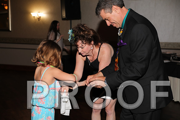 8L2A0090 Guests & Family Dancing and Partying