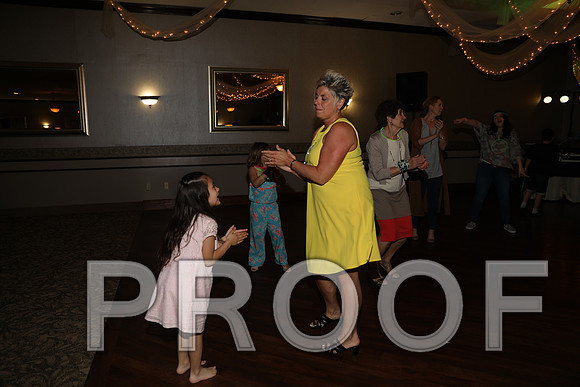 8L2A0338 Guests & Family Dancing and Partying
